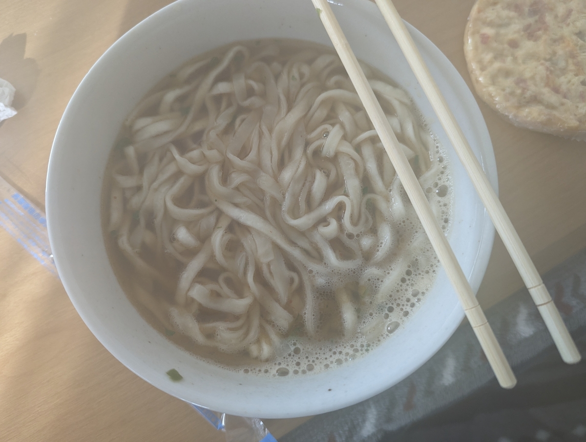 レンジでどん兵衛が劇的に美味しくなる方法を試したら〇〇だった件 コンビニのイートインからこんにちは