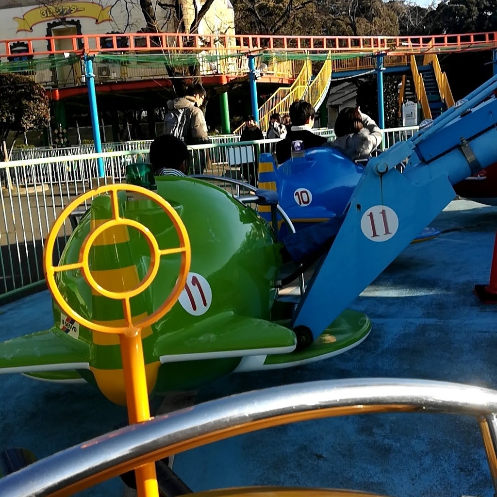 華蔵寺公園遊園地のスカイファイターで前の飛行機をロックオン!