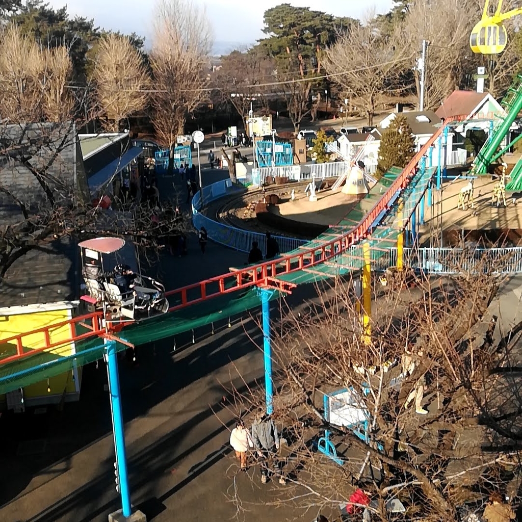 華蔵寺公園遊園地のサイクルモノレール