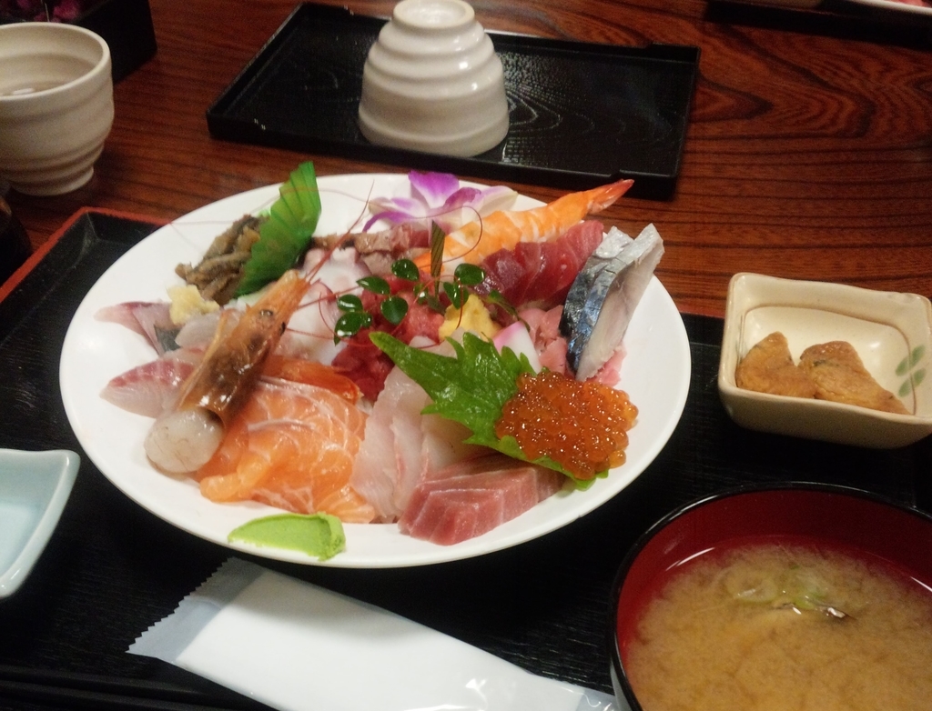 割烹さいとうの海鮮丼(具の大盛り)このボリュームで1050円!