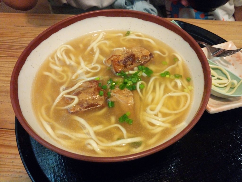 那覇空港『琉球村』のソーキそばがうまい!