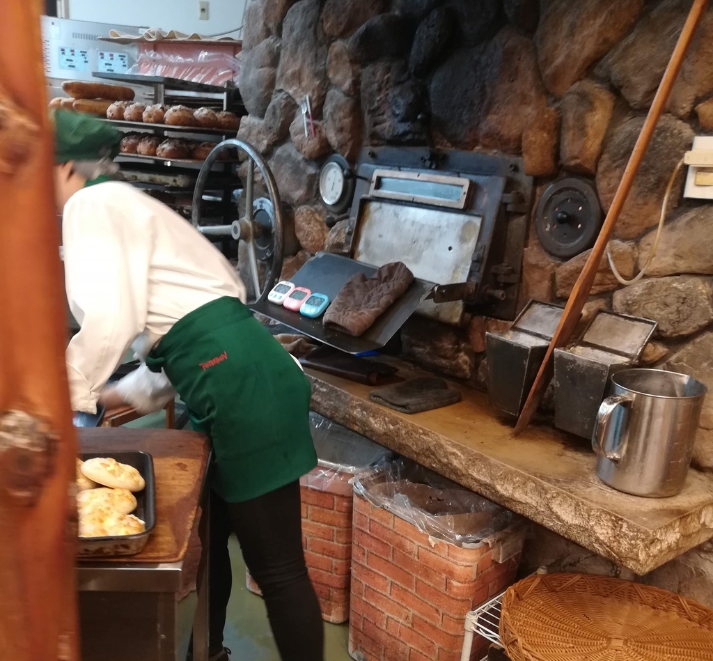 石窯は常にフル活動!焼きたてパンが引っ切り無しに提供されます!