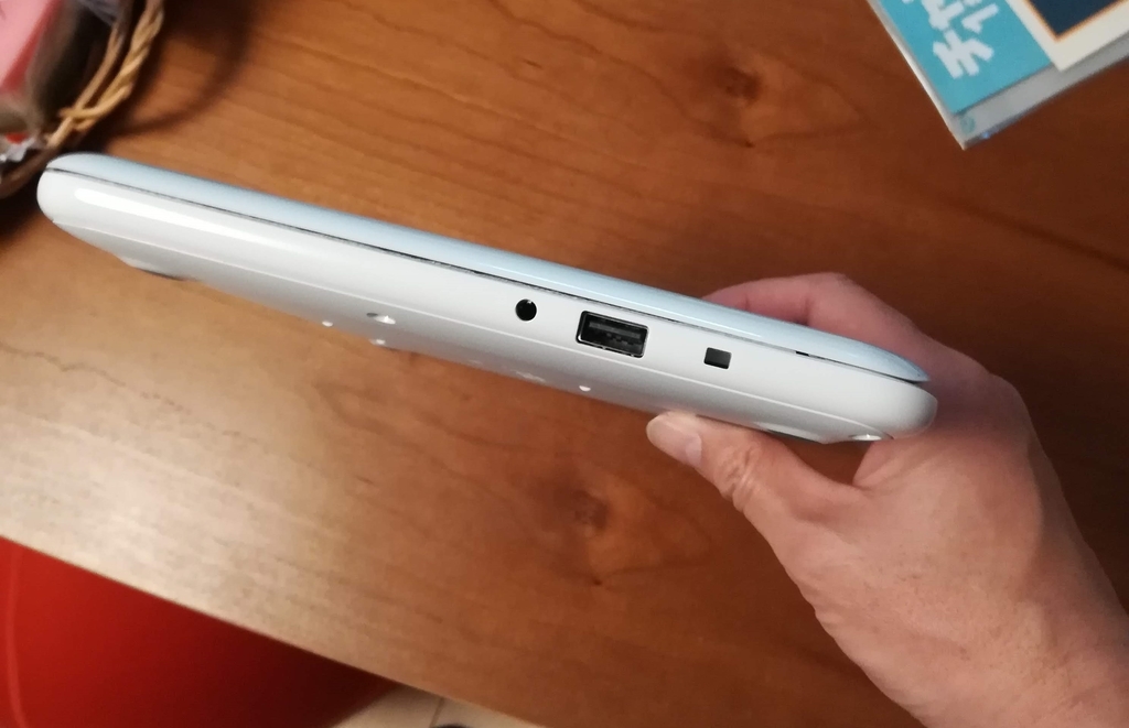 Inspiron 11 3180の右サイド 割と厚みのあるボディ