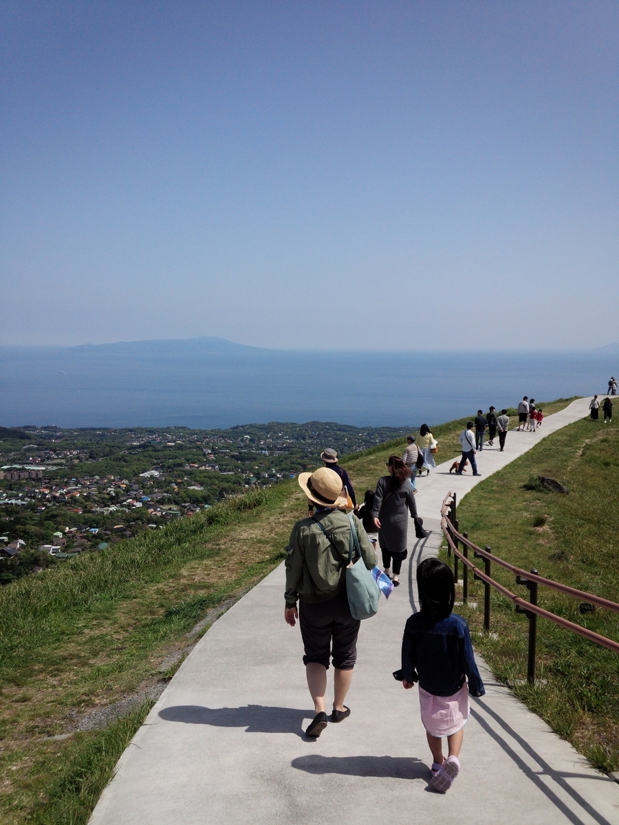 大室山山頂から伊豆大島などが一望できます！