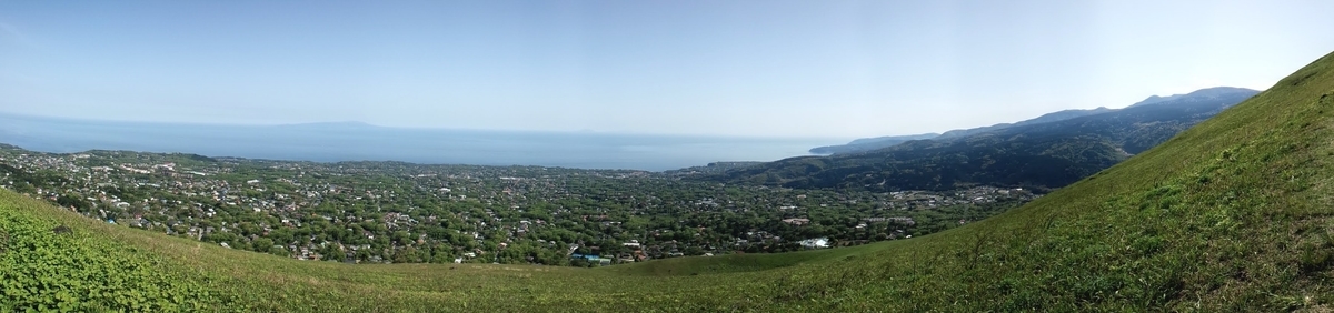 大室山の山頂にいるとまるで空を飛んでいるかのような気分になります