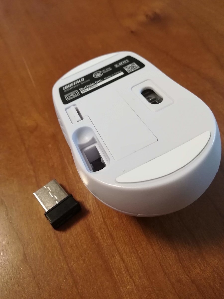電源ボタンはありません。そして赤くピカピカ光りません。
