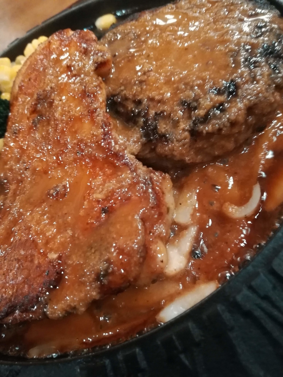 笑顔の名人はチキンとハンバーグの欲張りセット！