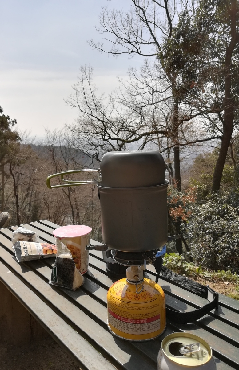 山の上で食べるご飯もいいですよね！