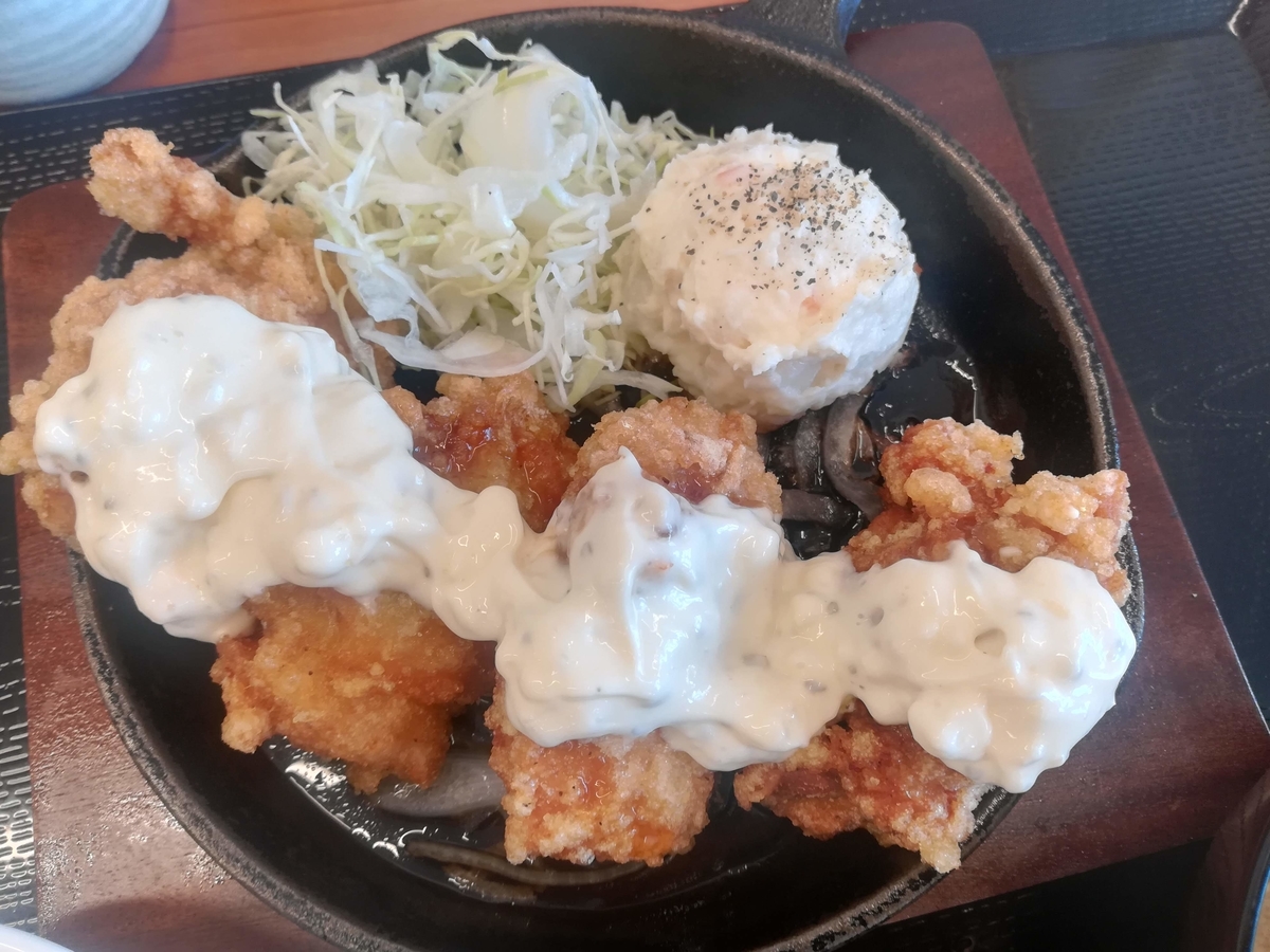 甘辛いたれとタルタルのハーモニーが最高!