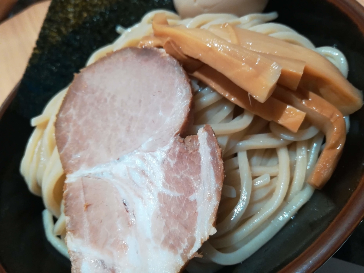 舎鈴のつけめんは具だくさんで麺の上がいっぱいです！