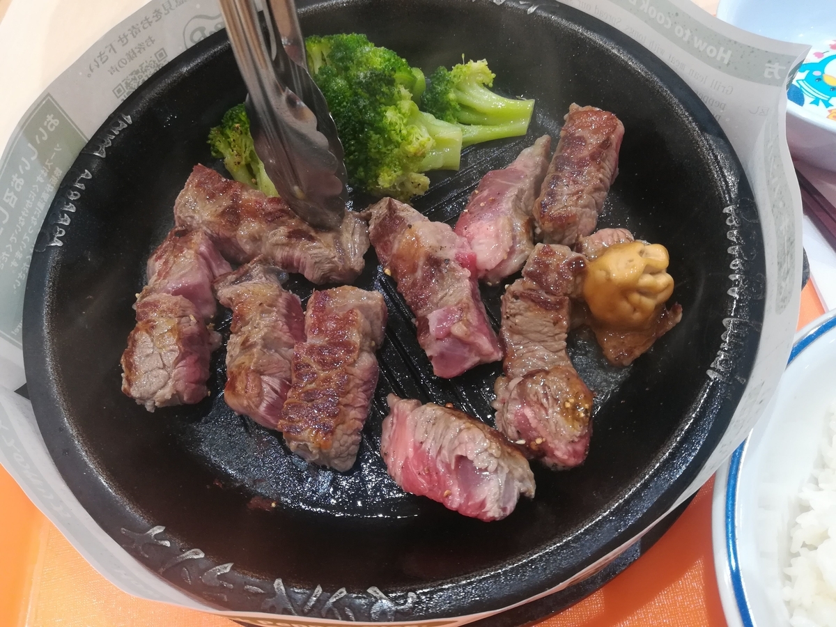 ワイルドステーキは裏返してしっかりと焼き目をつけましょう!