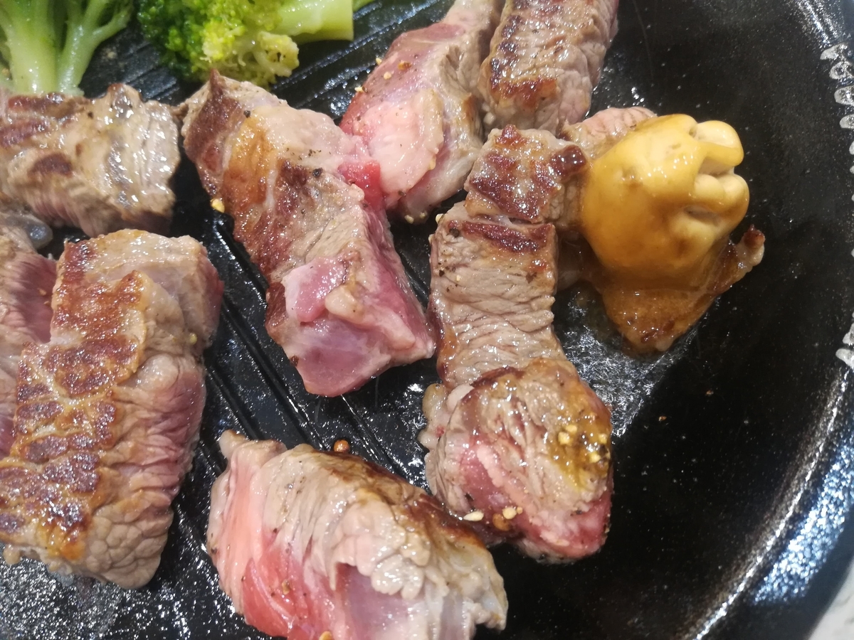 肉の側面にも焼き目をつけて肉汁を閉じ込めましょう!