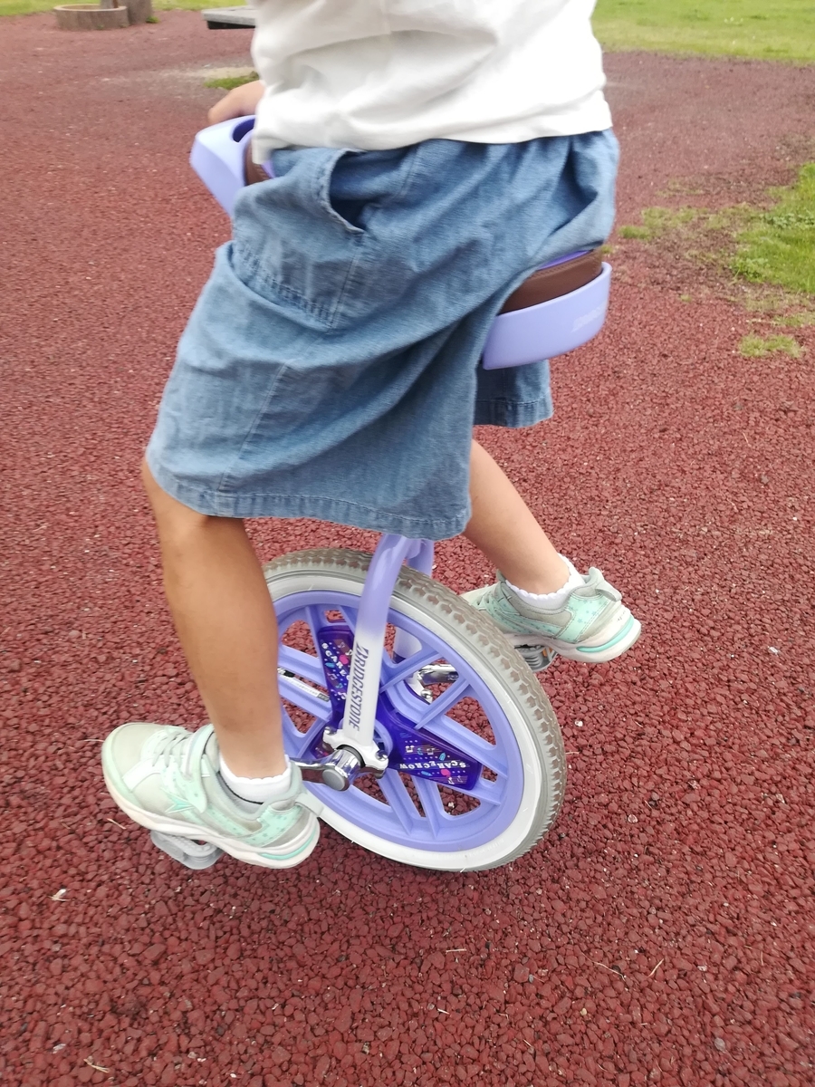 まだ何かに掴まっていないとひとりでは乗れません