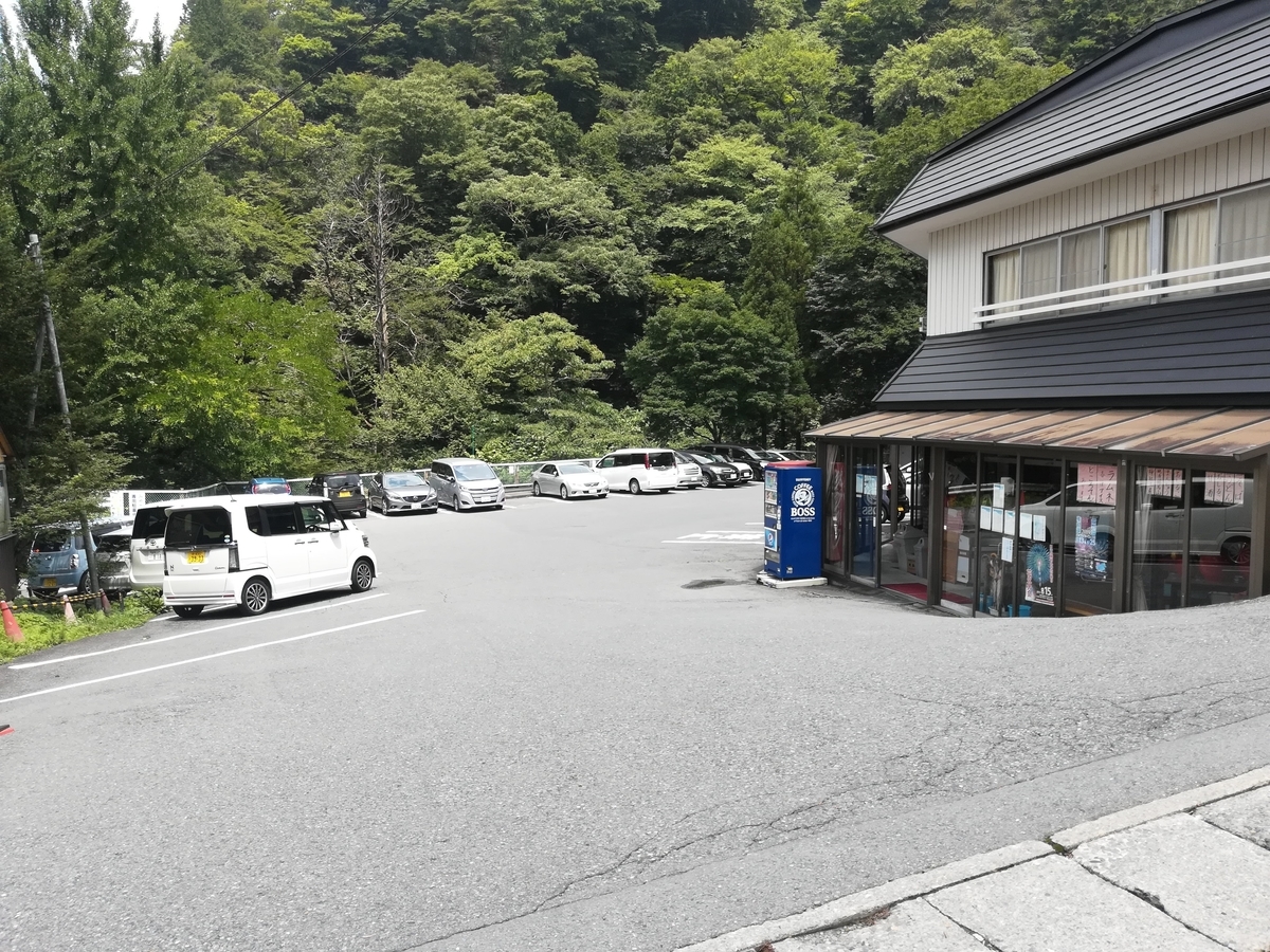 こうしたお店の駐車場が利用できますが、お店も利用してね!