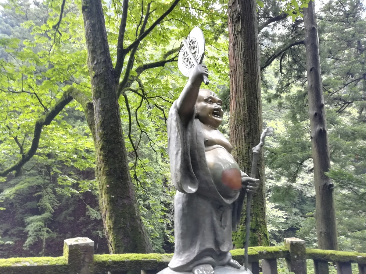 榛名神社参道の布袋様