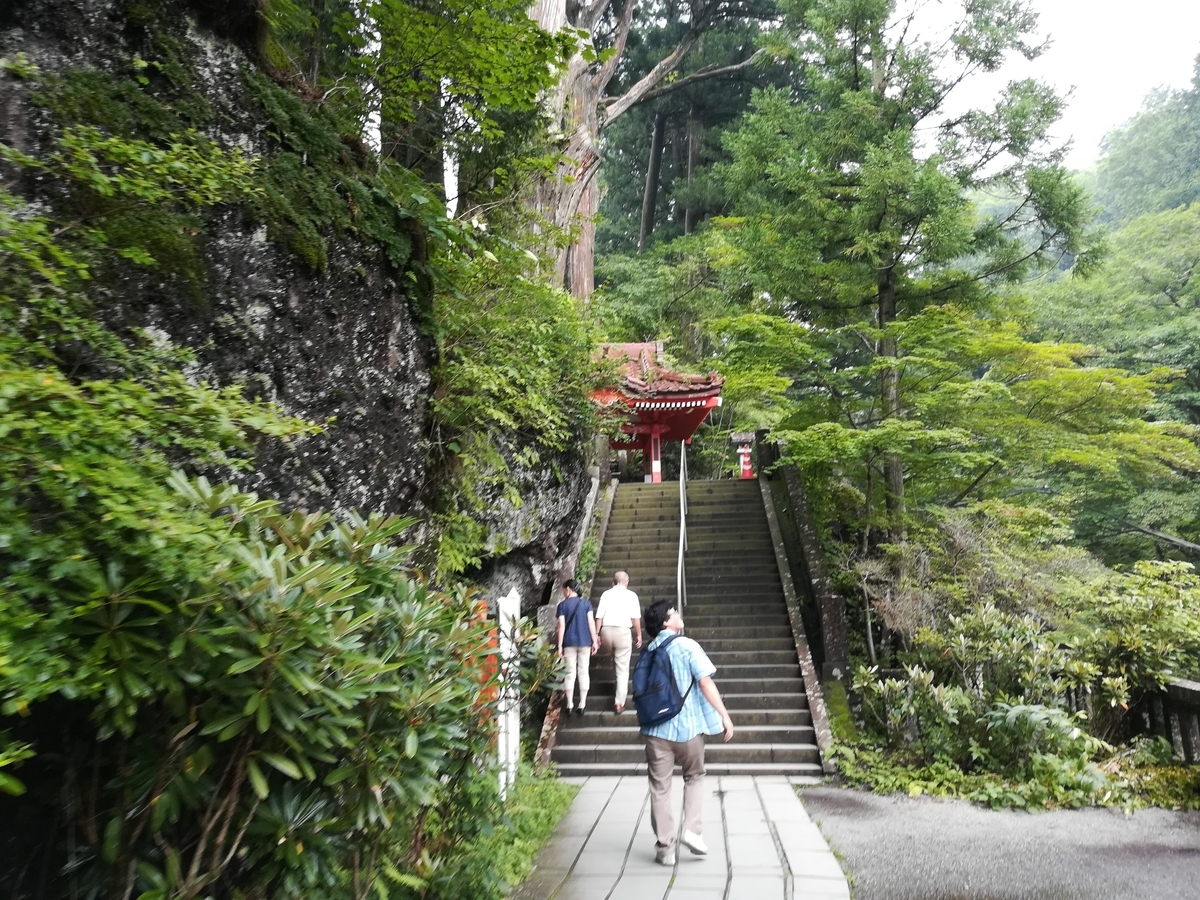石段が見えてくればあと一息です