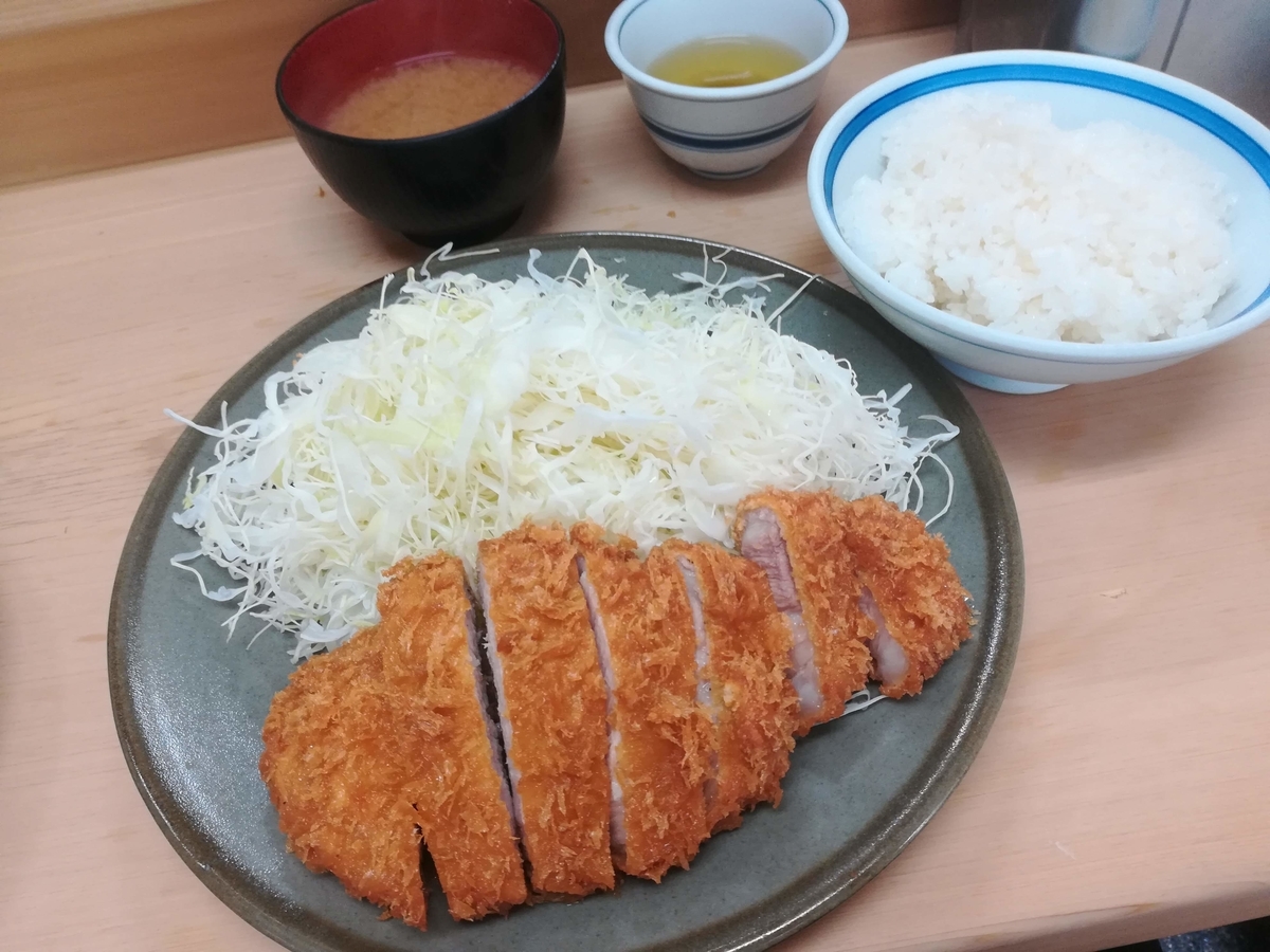 いもやのとんかつ定食８００円！