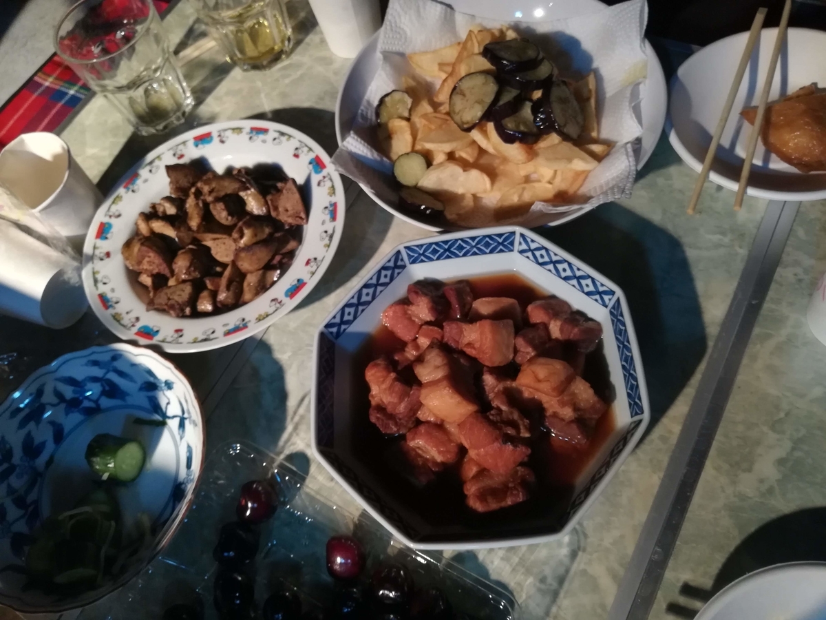 料理を持ち寄ったり、夜店で買ったり、食べ物がいっぱいあると楽しい!