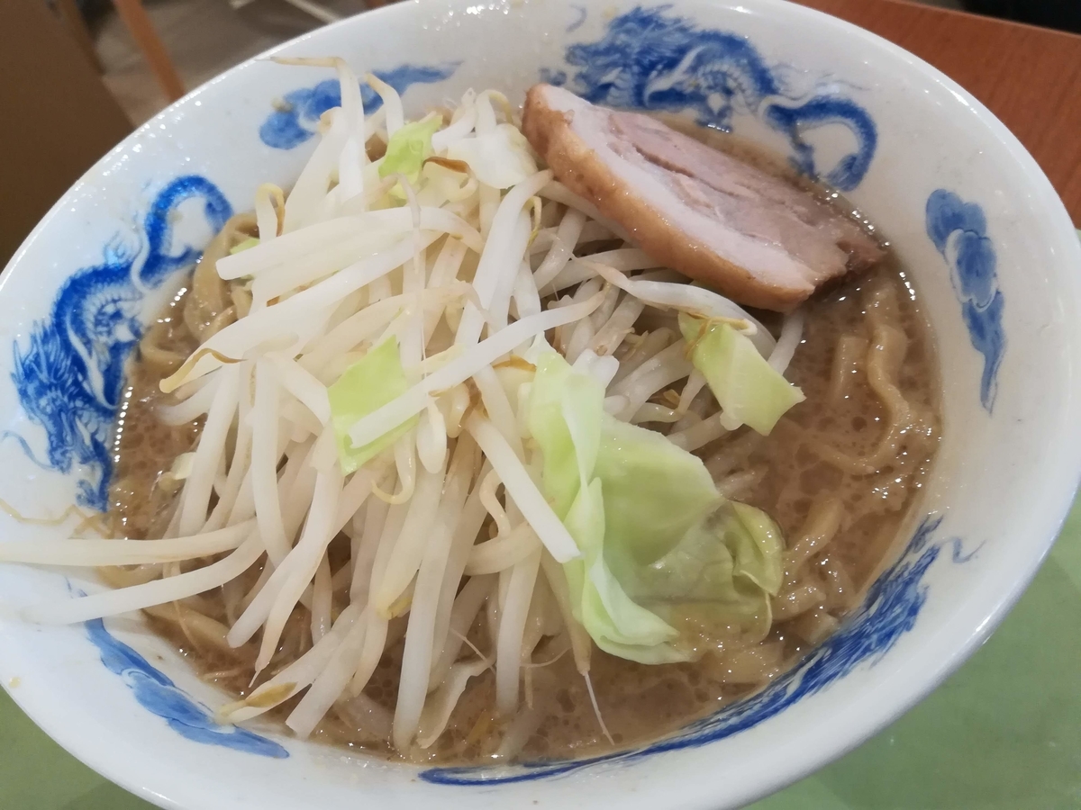 こちらはノーマルのラーメンですが、やっぱりニンニクは入れたほうがいいですね！