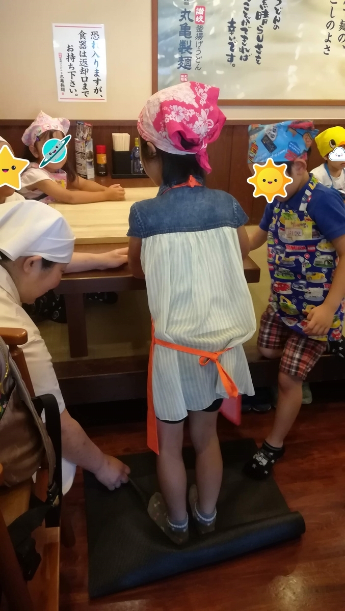 生地がまとまったら、みんなでふみふみしてきましょう!