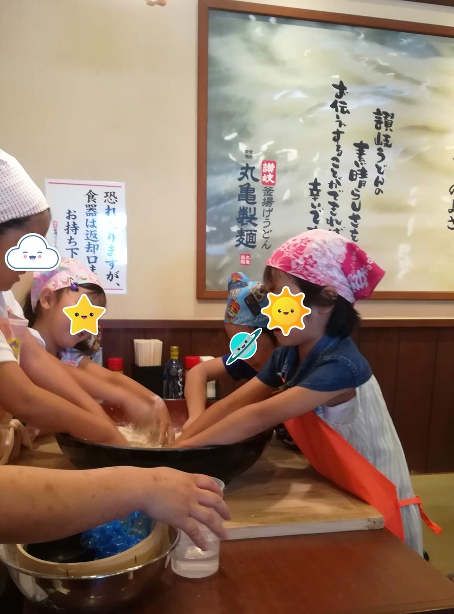 出来た生地をこねこねしていきましょう!