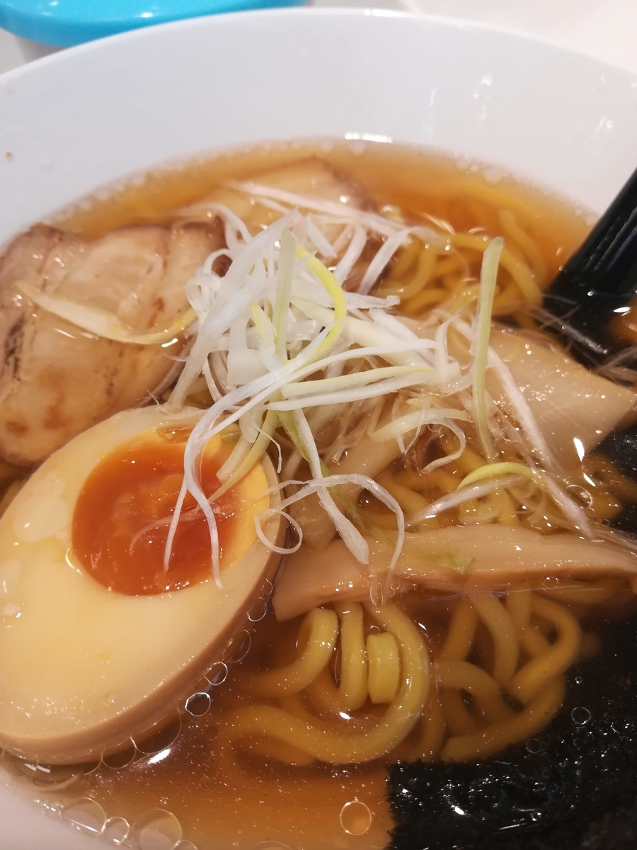 こだわり醤油ラーメン(あっさり)は具だくさんで320円(税別)