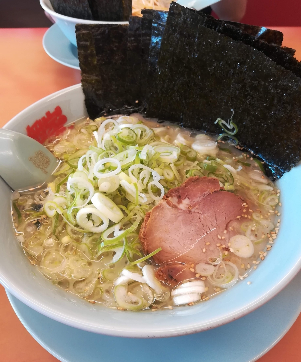山岡家の塩ラーメン、のり&薬味ネギトッピング