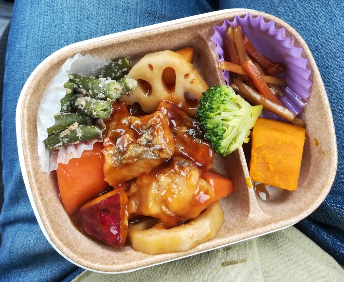 ひじきご飯と白身魚の黒酢あん弁当はお野菜がたっぷりです！