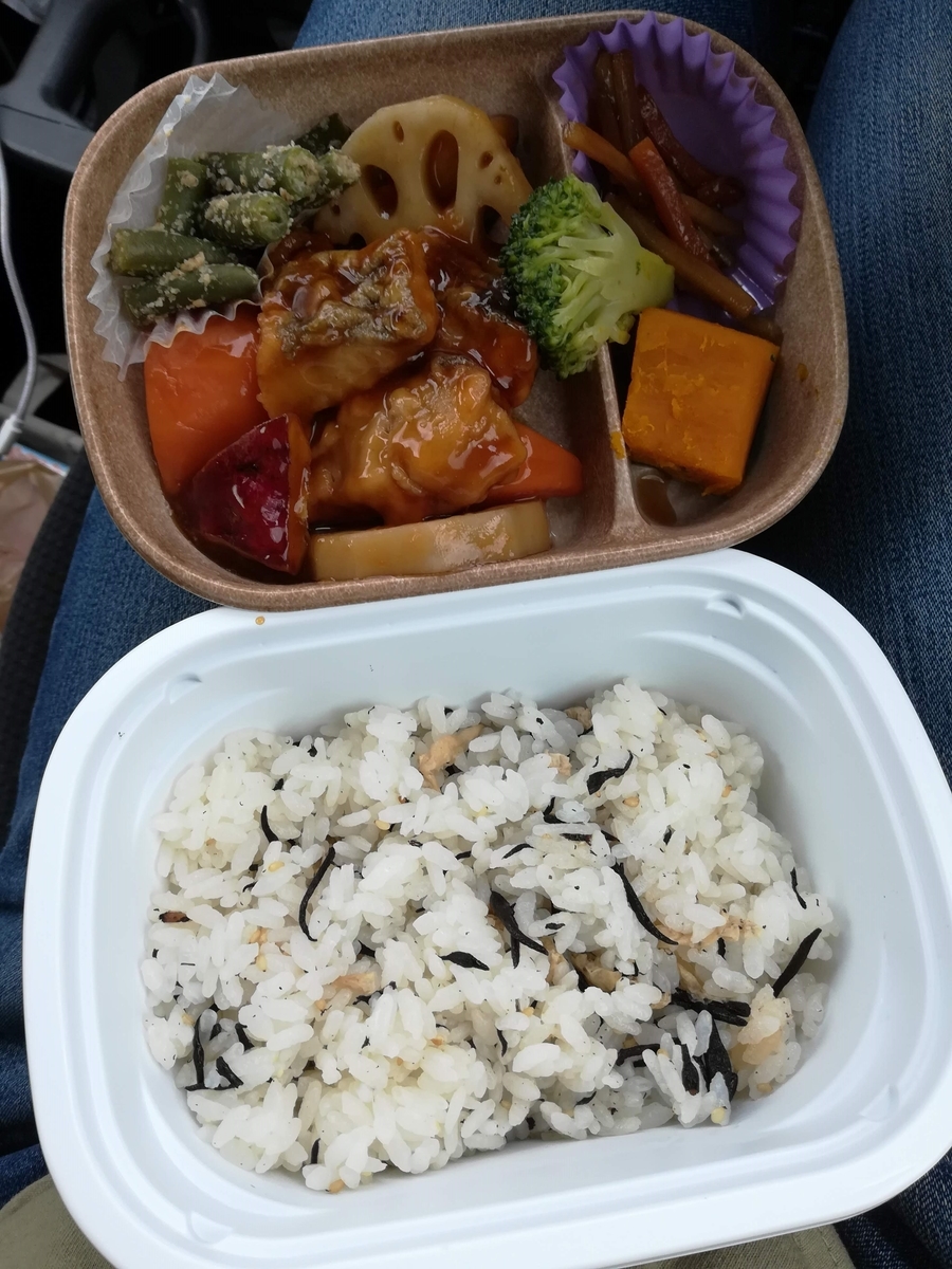 下段にはひじきご飯がたっぷりと入っています。