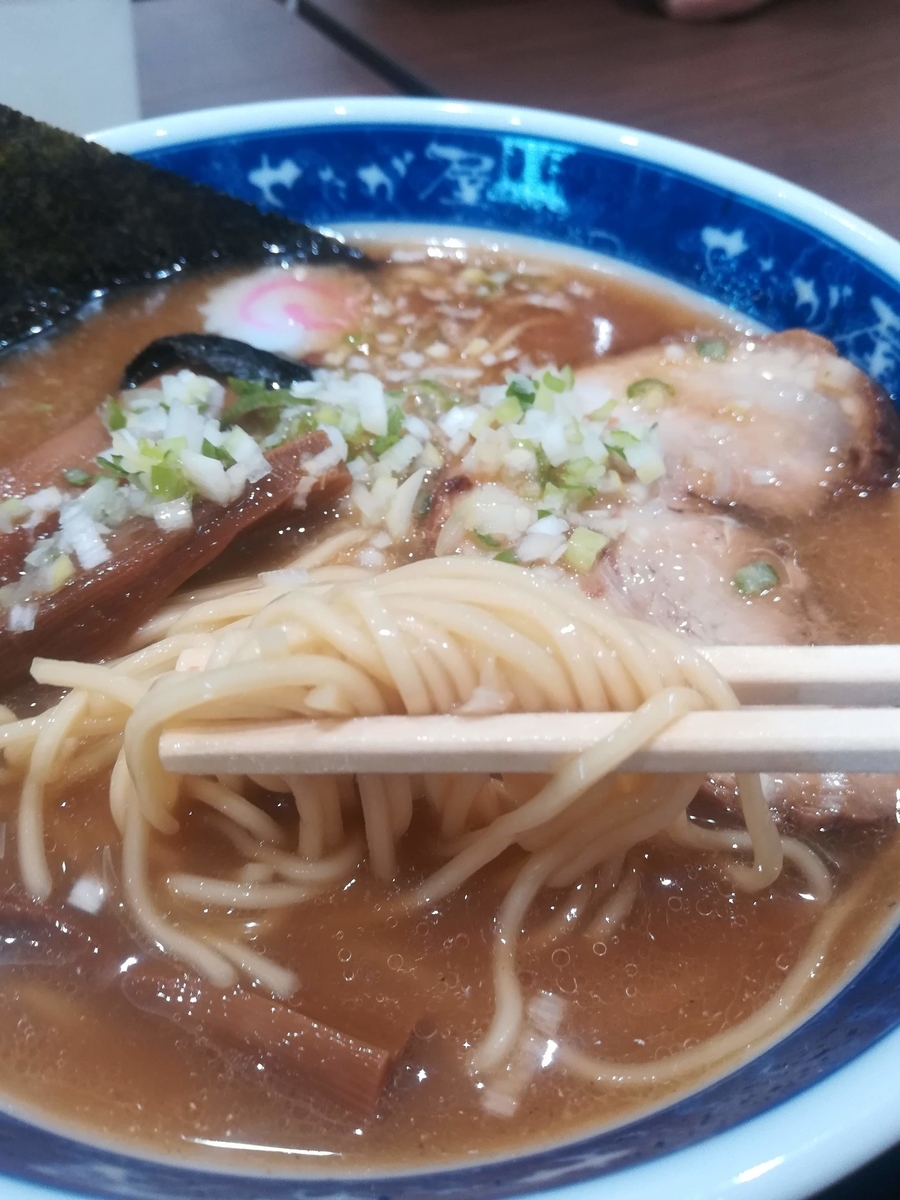 麺は細麺です。濃厚なスープがよくからみます！