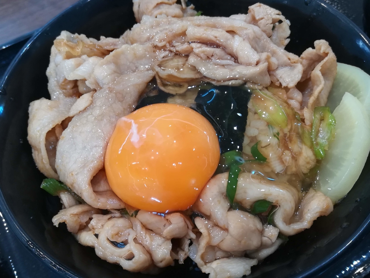 すた丼に生卵をパイルダーオン!