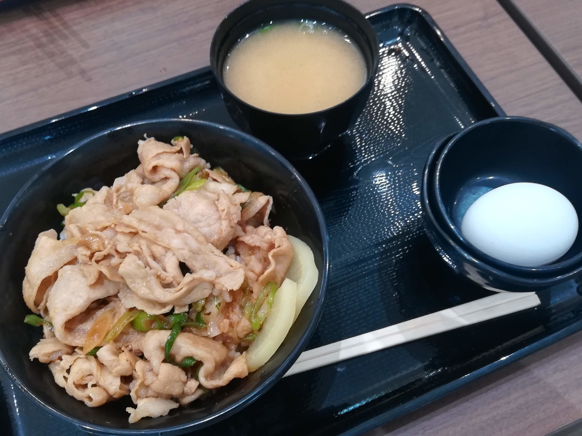 すた丼は生卵とみそ汁付きでお得です!