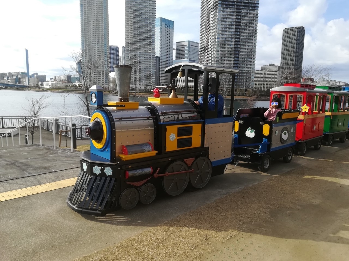 汽車に乗って海沿いを旅しよう！