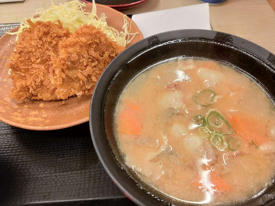 食レポ かつやの豚汁定食とメンチカツ定食 今日のごはんは何にしようかな