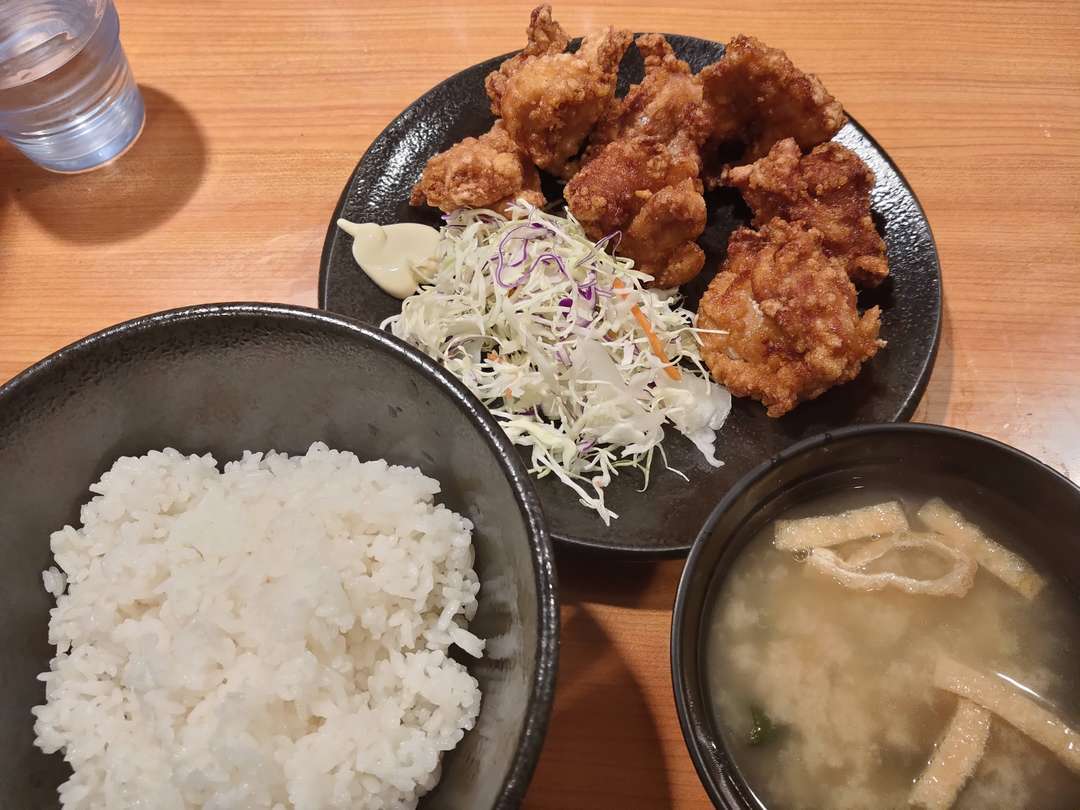 食レポ 絶滅危惧種の 東京チカラめし で唐揚げ定食 今日のごはんは何にしようかな