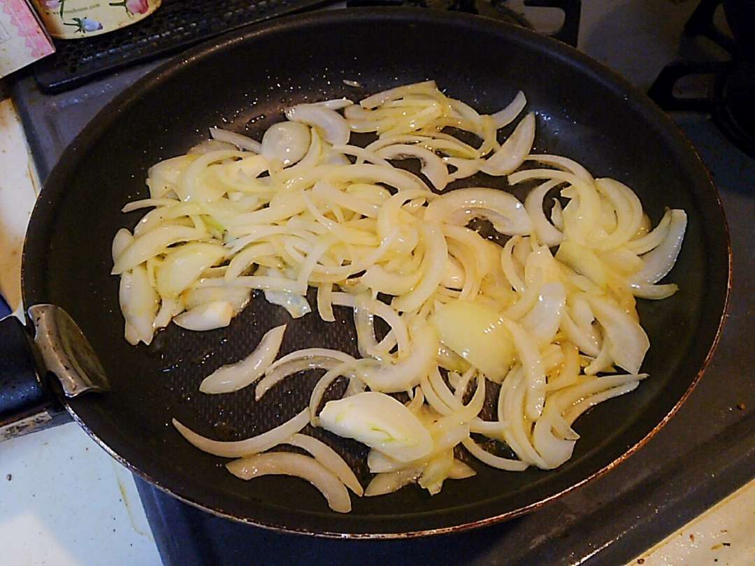 玉ねぎを炒める