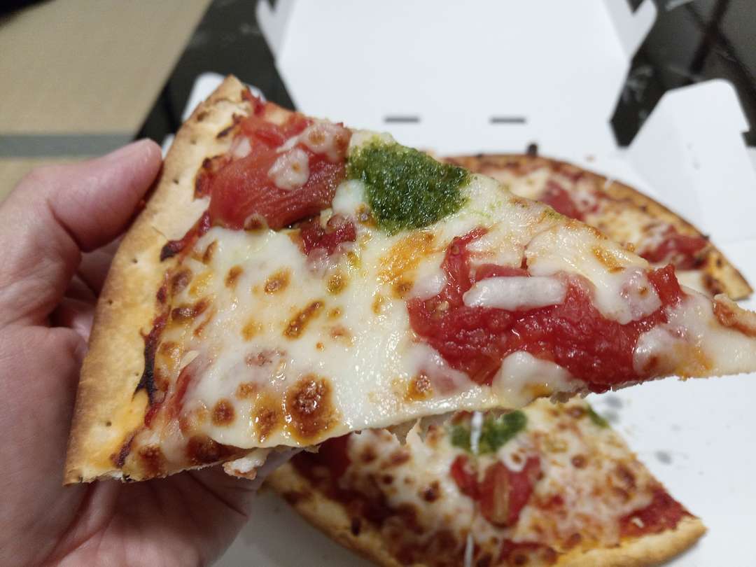 食レポ 持ち帰りだと１枚777円のピザハットと900円のドミノ ピザ 今日のごはんは何にしようかな