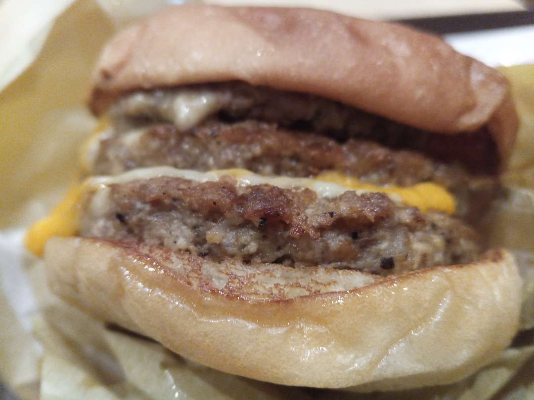 食レポ ロッテリアの29の日トリプル絶品チーズバーガー - 今日 ...