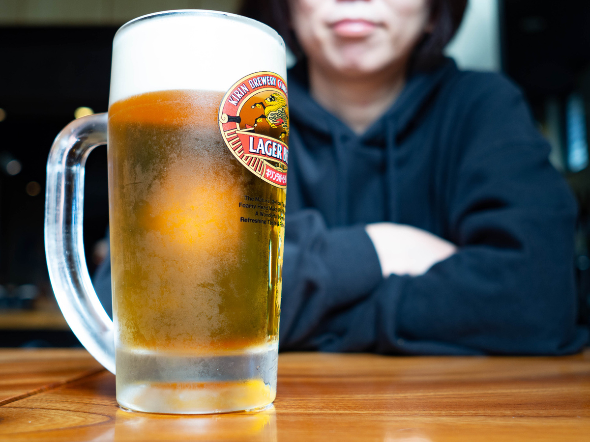 ビールの前でどや姿勢をしている妻の写真