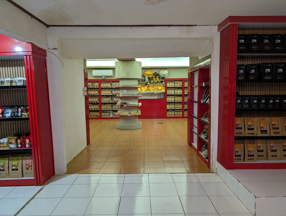 ルアクコーヒー試飲ショップのお土産売り場に並ぶコーヒーや紅茶