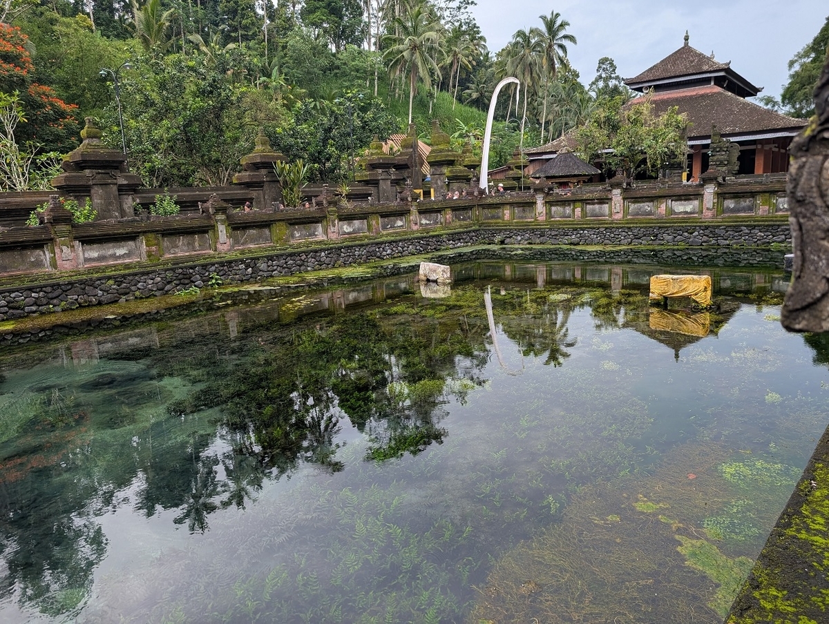 ティルタ・ウンプル寺院の聖なる泉が湧き出る池