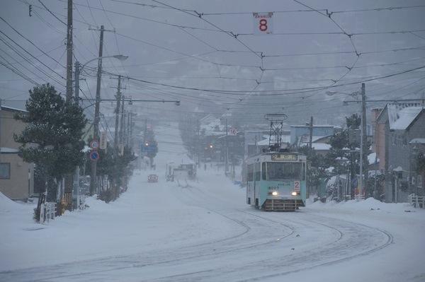 081227 谷地頭から雪の坂を登る