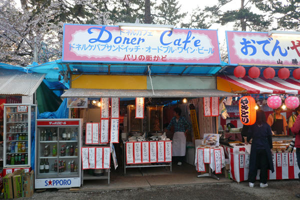 090429 パリの街かどにて