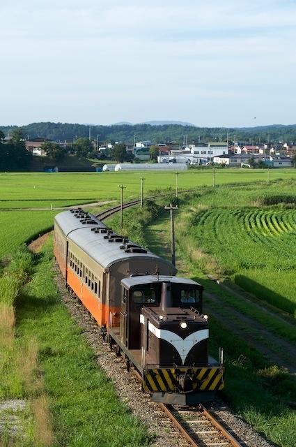 090806 深郷田を出てカーブを抜けるストーブ列車