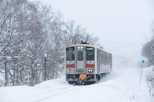 090101 豊清水〜恩根内を走る4330D