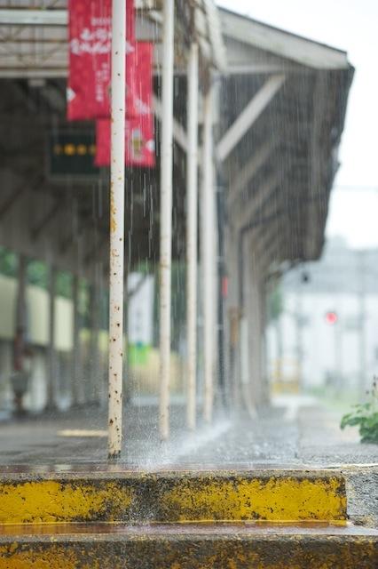 100809 雨の中央弘前駅ホーム