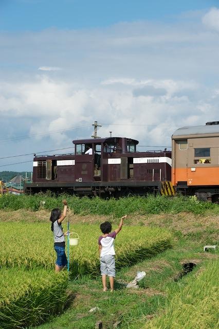 100828 混合列車を見送る子供たち