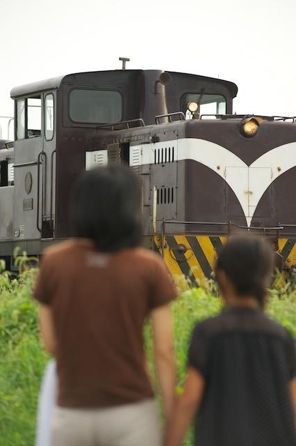 100918 五所川原で機関車を眺める親子