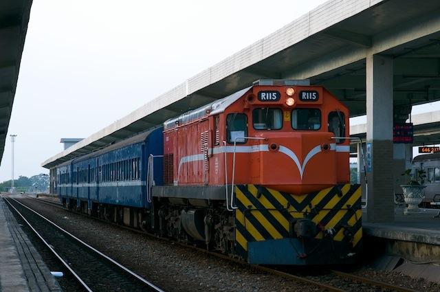 101123 台東駅で発車を待つ200次普快車列車