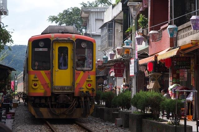 101124 十分街を進む列車の後ろ姿